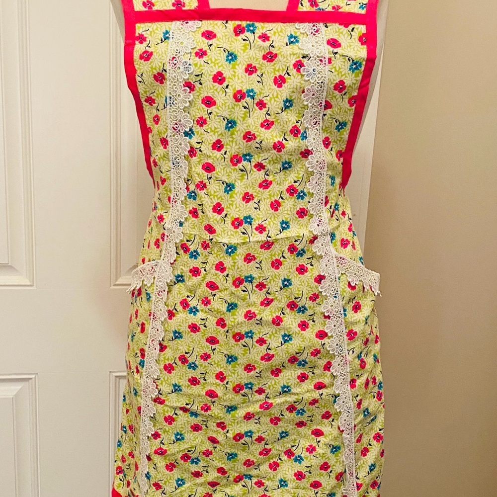 🩷🩷Floral Apron with Red Trim - Picture 2 of 7
